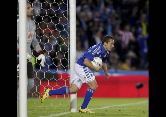 Reuters - Los azules no se pod&#237;an despedir de casa sin su &quot;perla&quot; y sobre el cierre del juego un remate de Mat&#237;as Urbano, tras el cobro de tiro penal de M&#225;yer Candelo, le permiti&#243; a los locales reducir la diferencia para el 2-1 definitivo.