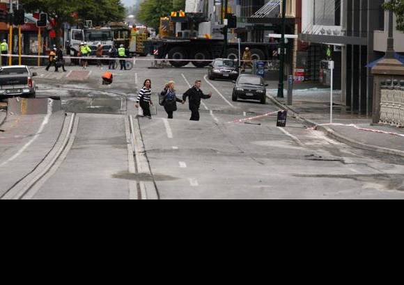 AP - En algunos tramos de las calles de Christchurch, el fuerte temblor caus&#243; socavones de hasta un metro de profundidad.