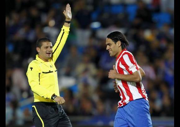 Reuters - Tras el pitazo final, los aplausos y coros desde la tribuna no se hicieron esperar para un exhibici&#243;n de f&#250;tbol que el propio Falcao calific&#243; como &quot;espect&#225;culo&quot;.