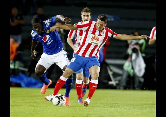 Reuters - Las inc&#243;gnitas quedaron en el aire y el juego continu&#243; bajo el dominio de los engrandecidos futbolistas colchoneros, quienes de nuevo llegaron al arco azul y por intermedio de Jorge Merodio Koke, tras el &quot;taquito&quot; de Pedro Mart&#237;n, definieron el segundo tanto para sus arcas.