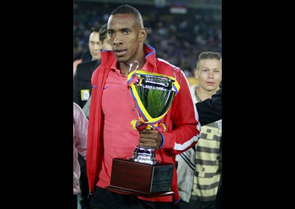 Colprensa - Luis Amaranto, despu&#233;s de ocho a&#241;os y varios t&#237;tulos, deja las filas colchoneras. Se despidi&#243; de su hinchada bogotana alzando la llamada Copa Colombia que le fue entregada como capit&#225;n del campe&#243;n europeo.