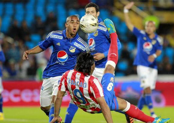 Colprensa - Cuando apenas el tablero marcaba el minuto tres, El Tigre recibi&#243; de pecho la pelota y con cautela, como para que todo su p&#250;blico viera el gol, se levant&#243; para enviarla de chalaca al fondo de la puerta albiazul. El tanto fue celebrado incluso por los seguidores del conjunto bogotano.
