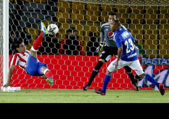 Reuters - Visos rojiblancos pintaron las tribunas, aunque el dominio fuera azul. All&#237;, la hinchada orgullosa del que alguna vez fuera suyo, no ahorr&#243; elogios para el goleador: &quot;Falcao 100 % Millonarios&quot; y &quot;Falcao orgullo millonario&quot;, fueron algunas de las pancartas que cubrieron las gradas.