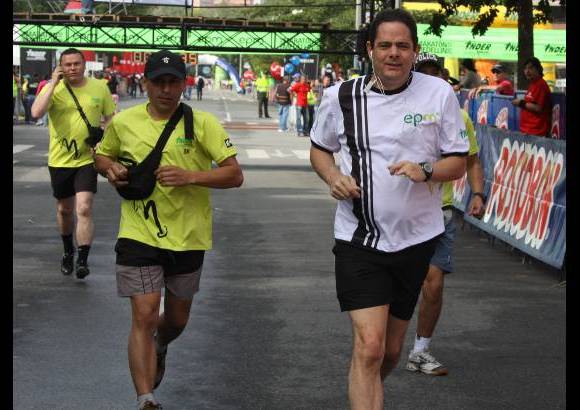 Donaldo Zuluaga - El ministro del Interior y Justicia, Germ&#225;n Vargas Lleras, sorprendi&#243; a los participantes en la Media Marat&#243;n de Medell&#237;n, a la que le apunt&#243; a los 21 kil&#243;metros.
