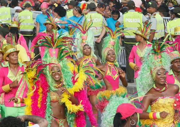 Foto Colprensa - Cartagena se convirti&#243; en un gran carnaval, con el tradicional desfile de carrozas, que dio inicio a las fiestas populares y a las actividades centrales del Concurso Nacional de Belleza. Las 25 candidatas estuvieron radiantes.