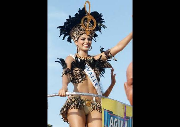 Foto Colprensa - Cartagena se convirti&#243; en un gran carnaval, con el tradicional desfile de carrozas, que dio inicio a las fiestas populares y a las actividades centrales del Concurso Nacional de Belleza. Las 25 candidatas estuvieron radiantes.