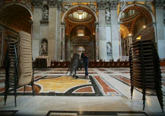 Reuters - Un trabajador acomoda las sillas dentro de la bas&#237;lica de San Pedro durante los preparativos para la elecci&#243;n del nuevo Papa en El Vaticano.