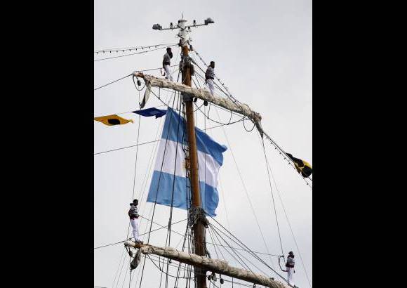 Reuters - NML Capital ofreci&#243; dejar en libertad el barco si el gobierno argentino depositaba una garant&#237;a de 20 millones de d&#243;lares. El Ejecutivo calific&#243; la situaci&#243;n de extorsi&#243;n y argument&#243; que los nav&#237;os militares son inmunes a ser decomisados como garant&#237;a.