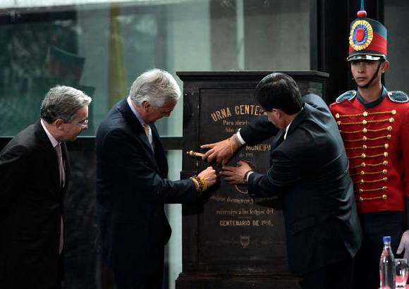 Reuters - Con la presencia del presidente de la República, Álvaro Uribe Vélez, y el alcalde mayor de Bogotá, Samuel Moreno Rojas, se realizó el acto que permitió volver 100 años atrás en la historia del país.
