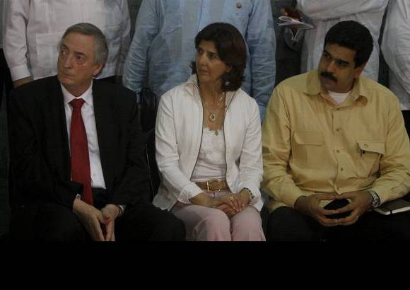 Colprensa - En la foto se ve al ex mandatario la &#250;ltima vez que visit&#243; Colombia, en el mes de agosto durante el encuentro oficial entre los presidentes de Colombia y Venezuela, Juan Manuel Santos y Hugo Ch&#225;vez, respectivamente. Lo acompa&#241;an los cancilleres Mar&#237;a &#193;ngela Holgu&#237;n y Nicol&#225;s Maduro.