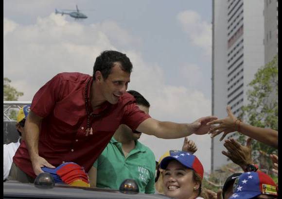 AP - El candidato opositor recibió regalos y saludo de sus seguidores en Caracas.