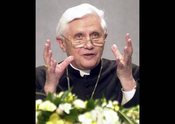 - Responsable de las medidas disciplinarias adoptadas por el Vaticano contra los te&#243;logos de la liberaci&#243;n, Ratzinger fue nombrado en 2002 Decano del Colegio de Cardenales, y como tal, fue el &quot;primus inter pares&quot; entre los purpurados.
