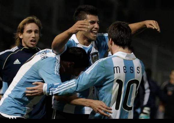 AP - Sergio Ag&#252;ero con los dos goles marcados en el encuentro pas&#243; a encabezar la tabla de artilleros del torneo con tres anotaciones. &#193;ngel Di Mar&#237;a anot&#243; el tercero.