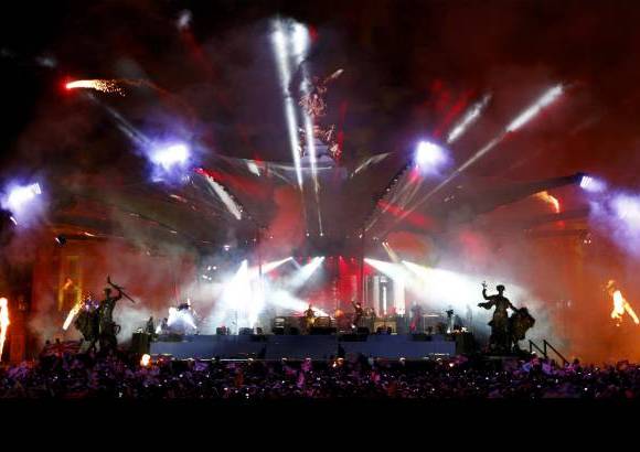 Reuters - El público no dejó de ondear banderas británicas y dio un repaso por la seis últimas décadas de la música anglosajona.