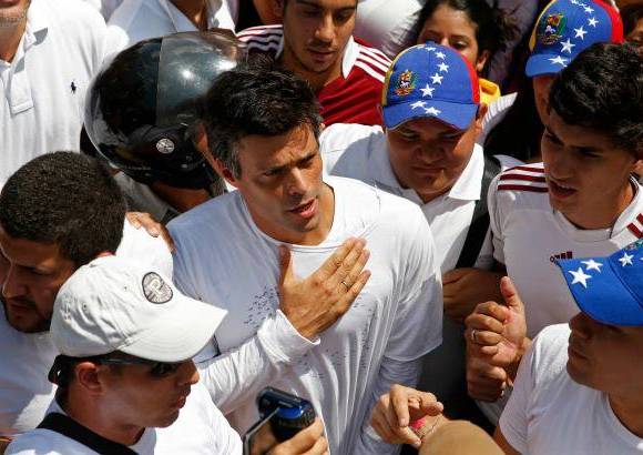 Reuters - &quot;Ten&#237;a opci&#243;n de irme, pero no me voy a ir de Venezuela nunca. La otra opci&#243;n era quedarme escondido en la clandestinidad y no tenemos nada que esconder&quot;, dijo L&#243;pez ante miles de seguidores poco antes de caminar hacia un cord&#243;n policial para entregarse.