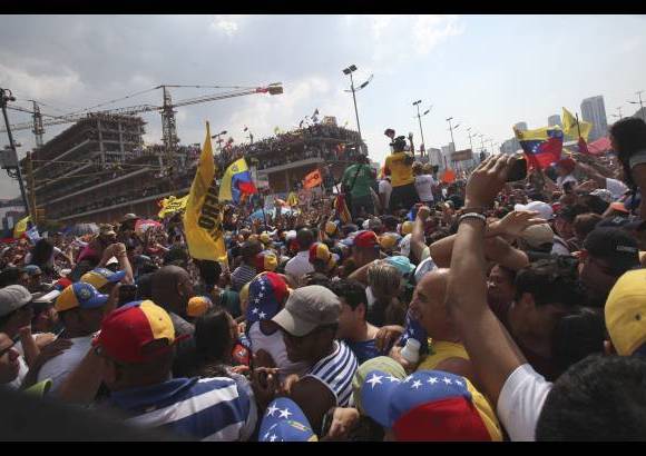 AP - La multitud buscaba espacio para poder ver a Capriles.