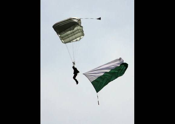 Hernán Vanegas - Ha sido una semana en la que los aviones han hecho de las suyas mientras surcan los cielos, conducidos por acróbatas que no tienen miedo a las alturas.