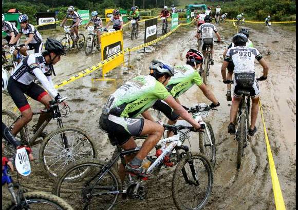 Juan Antonio Sánchez - En medio de un inmenso lodazal en el que se convirtió la finca Villamaría, en la tarde del sábado 6 de noviembre se realizó el cross country del Clásico EL COLOMBIANO.