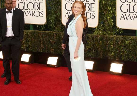 Reuters - Otros vestidos que dieron mucho que hablar fueron los de Jessica Chastain, un Calvin Klein vintage azul con escote halter que le recordaba a una catarata, reconoció la intérprete.