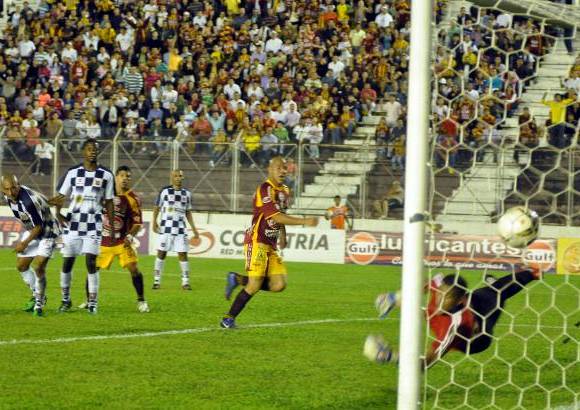 Colprensa - Con la derrota del Huila en Bogot&#225;, los pijaos son los l&#237;deres del Torneo Apertura 2012 con 22 puntos.