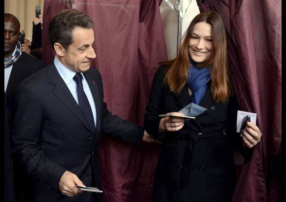 Reuters - El presidente y su sobriamente vestida esposa, la exmodelo Carla Bruni, votaron en un rico distrito de París. Posteriormente saludaron de mano a algunas personas en el lugar pero no realizaron comentarios.