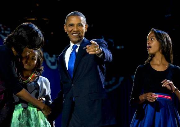 AP - Tambi&#233;n tuvo palabras cari&#241;osas para sus hijas Sasha y Malia: &quot;Est&#225;n creciendo para convertirse en dos fuertes, inteligentes y guapas mujeres, como su madre&quot;, coment&#243; sobre ellas.