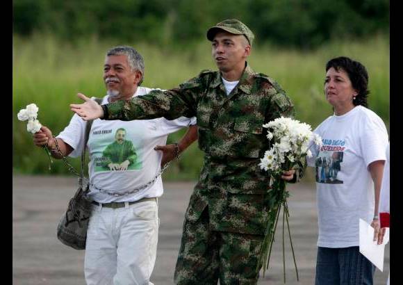 Reuters - A las 5:40 p.m. de este martes, aterriz&#243; el helic&#243;ptero del Ej&#233;rcito brasile&#241;o que trajo de vuelta de la selva al sargento Pablo Emilio Moncayo. Termin&#243; la larga pesadilla del secuestro.