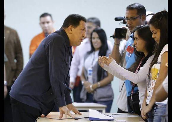 Reuters - Ataviado con una chaqueta azul oscuro y una camiseta roja debajo, el gobernante destac&#243; que este d&#237;a &quot;todo marcha bien&quot; y que el pueblo venezolano est&#225; dando una lecci&#243;n.