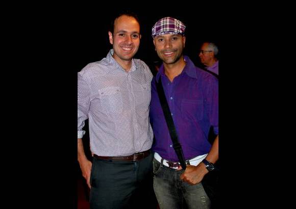 Cortes&#237;a C&#225;mara l&#250;cida - Periodistas apasionados por la moda: Carlos Ochoa, de RCN, y Yilmar G&#243;mez, de Hora 13, en clave violeta.