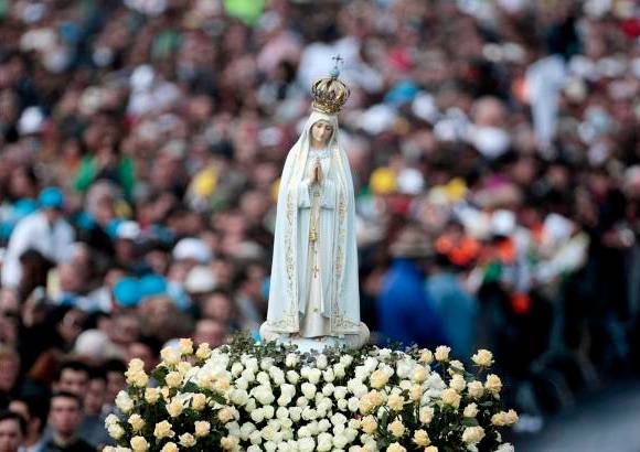 AP - Antes de su llegada comenz&#243; la procesi&#243;n con la imagen de la Virgen, a la que el Papa se incorpor&#243;, sigui&#233;ndola desde el veh&#237;culo.