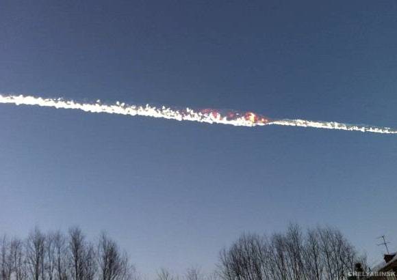 Reuters - La televisi&#243;n rusa mostr&#243; un video de aficionado mostrando un objeto cruzando velozmente el cielo cerca de las 9:20 a.m. hora local (10:20 p.m. del jueves hora colombiana), dejando una estela ancha blanca y un destello intenso