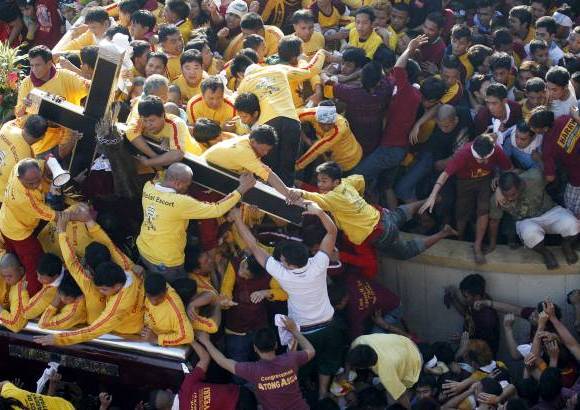 AP - Al grito de &quot;Viva Nazareno&quot;, los fieles descalzos se abr&#237;an paso a empellones para tocar la imagen y buscaban un hueco con el fin de de sujetar unos segundos las cuerdas con las que decenas de cofrades tiran de las andas.