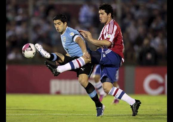 Reuters - Uruguay se qued&#243; con 13 puntos con el empate ante Paraguay.