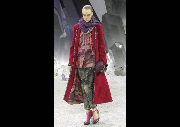 AP - Aunque sobre la pasarela de Karl Lagerfeld para el pr&#243;ximo Pr&#234;t-&#224;-Porter invernal de Chanel hubo color en abundancia -del fucsia al verde o el azul-, en estos conjuntos de falda-pantal&#243;n rein&#243; el negro en todo su esplendor.