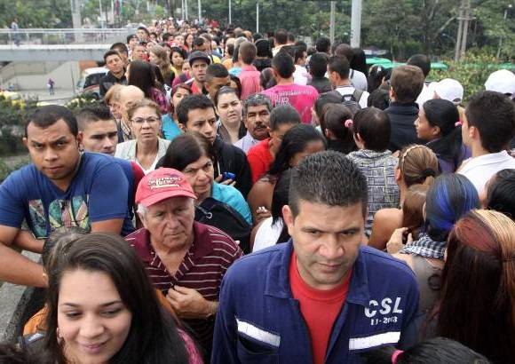 Fotos: Henry Agudelo - Cientos de usuarios se est&#225;n concentrando en la Avenida Regional y Autopista Sur, buscando en que transportarse por lo que se genera alguna congesti&#243;n en estas arterias viales.