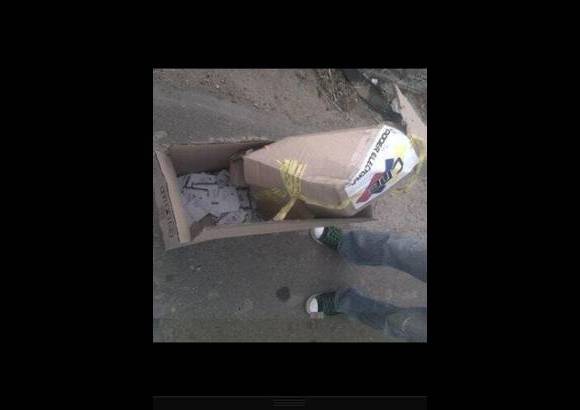 - Caja encontrada en la troncal 5 de Barinas con papeletas electorales marcadas, seg&#250;n usuarios de las redes sociales.