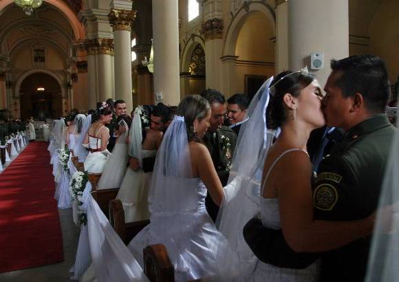 Colprensa-Germ&#225;n Enciso - En la Catedral Primada de Bogot&#225; se realiz&#243; el Matrimonio Colectivo de 97 uniformados de la Polic&#237;a Nacional.