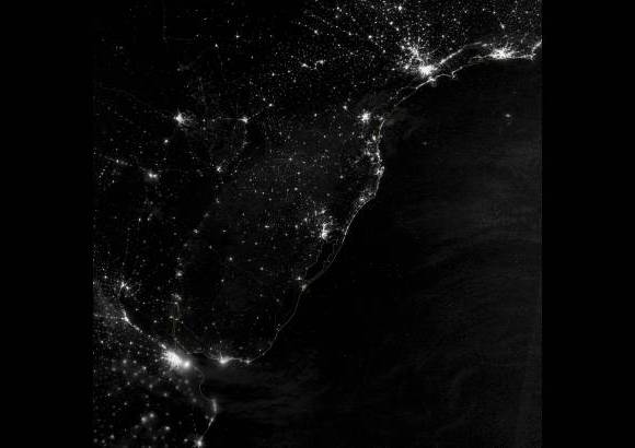 Nasa - Foto: Parte de la costa atl&#225;ntica de Am&#233;rica del Sur. &quot;Por todas aquellas razones por las que necesitamos ver la Tierra durante el d&#237;a, tenemos tambi&#233;n que ver la Tierra por la noche&quot;, dijo Miller en un comunicado en el que destac&#243; que a diferencia de los humanos &quot;la Tierra nunca duerme&quot; y la noche &quot;no es en ning&#250;n lugar tan oscura como pensamos&quot;.