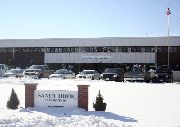 AP - Cientos de menores que escaparon el mes pasado a un terrible ataque en una escuela primaria en Newtown, Connecticut, han vuelto a sus aulas por primera vez desde que un hombre armado mató a 20 de sus compañeros y a seis miembros del plantel.