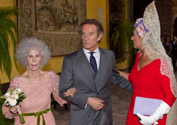 Reuters - Haciendo gala una vez m&#225;s de su escaso apego a los convencionalismos sociales, Cayetana, como se conoce en Espa&#241;a a la duquesa, dio el &quot;s&#237; quiero&quot; a Alfonso D&#237;ez, de 60 a&#241;os, en la capilla de su residencia sevillana, el Palacio de las Due&#241;as, en una ceremonia &#237;ntima a la que asistieron menos de 40 invitados por expreso deseo de los contrayentes.