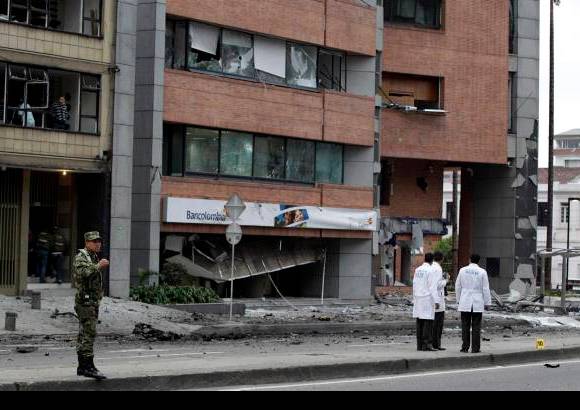 AP - Los vidrios rotos fueron los principales da&#241;os causados por el atentado.