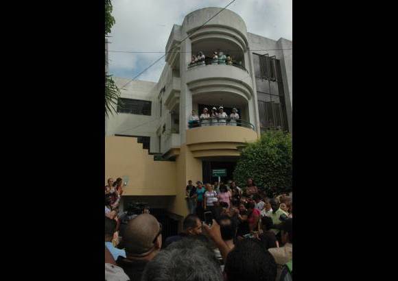 Colprensa - Desde las primeras horas de la mañana seguidores de Álvaro José Arroyo se reunieron frente a la clínica La Asunción de Barranquilla, en donde falleció el artista.