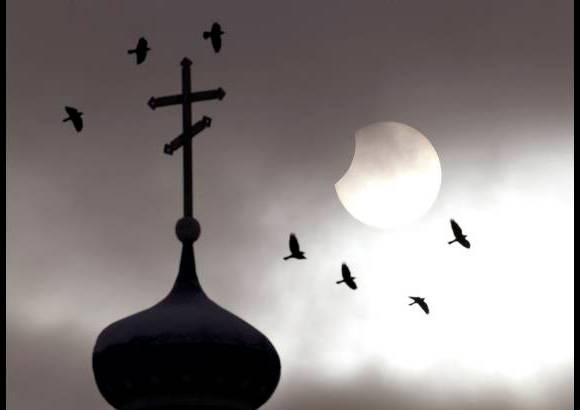 Reuters - Espectaculares im&#225;genes se vieron este martes 4 de enero en el cielo, en una danza entre la Luna y el Sol.