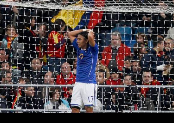 Reuters - Dayro Moreno se lamenta al desperdiciar una clara opci&#243;n de gol para Colombia.