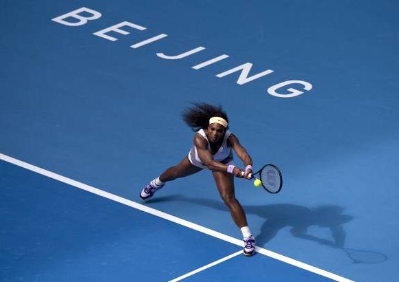 AP - Serena Williams juega contra Francesca Schiavone de Italia durante el abierto de China.