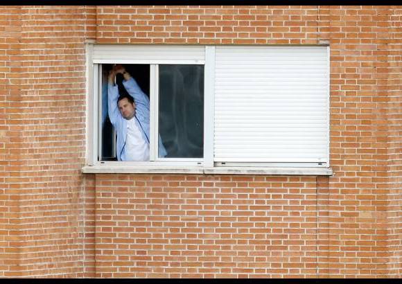 Reuters - Javier Limon Romero, el marido de la enfermera espa&#241;ola Teresa Romero Ramos quien contrajo &#201;bola, se encuentra aislado en el Hospital Carlos III de Madrid.