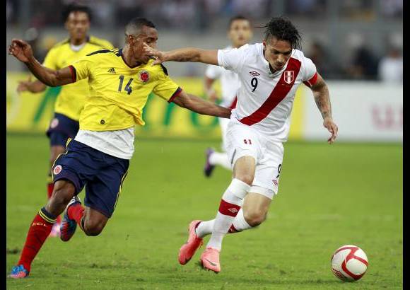 Reuters - Paolo Guerrero fue el jugador m&#225;s peligroso de los peruanos. Fue figura en el encuentro.
