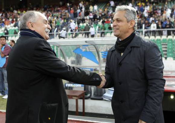 Reuters - Xabier Azkargorta (izquierda), t&#233;cnico de Bolivia dijo que su equipo mereci&#243; mejor suerte y Reinaldo Rueda, estratega de Ecuador se&#241;al&#243; que el punto es vital para las aspiraciones.