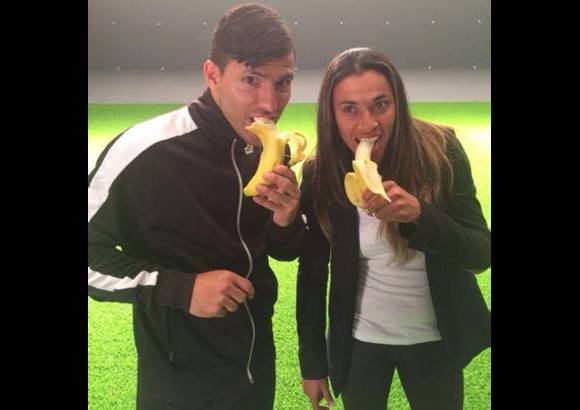 FOTOS CORTES&#205;A - Kun Ag&#252;ero y la brasile&#241;a Marta posaron juntos cada uno con un banano.