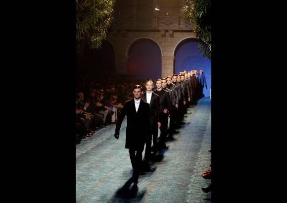 AP - Versace ofreci&#243; una nueva raci&#243;n de elegancia y sobriedad con el color negro como hilo conductor, un tono que ha de combinarse, sobre todo, con azules el&#233;ctricos.